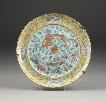 Auction 143<br>EIN FAMILLE ROSE TELLER MIT DRACHEN- UND PHÖNIXDARSTELLUNG