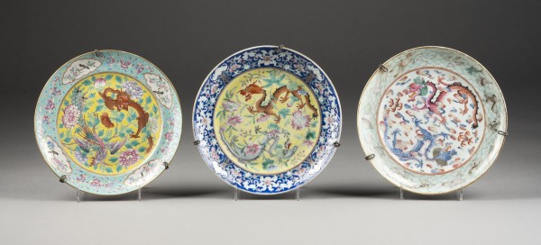 Auction 143<br>DREI FAMILLE ROSE TELLER MIT DRACHEN- UND PHÖNIXDARSTELLUNG