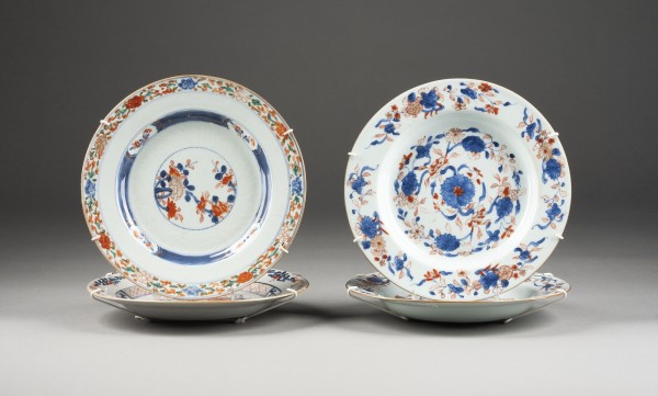Auction 143<br>VIER IMARI-TELLER MIT BLUMENDARSTELLUNGEN