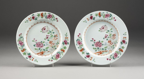 Auction 143<br>ZWEI FAMILLE ROSE TELLER MIT BLUMENDARSTELLUNG