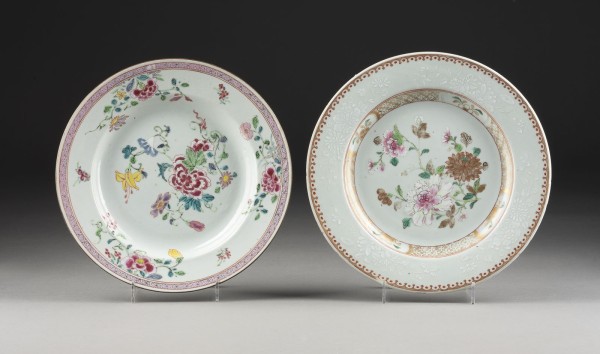 Auction 143<br>ZWEI FAMILLE ROSE TELLER MIT BLUMENDARSTELLUNG
