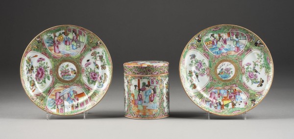 Auction 143<br>ZWEI KANTONESISCHE FAMILLE-ROSE-SCHALEN UND EINE DECKELDOSE