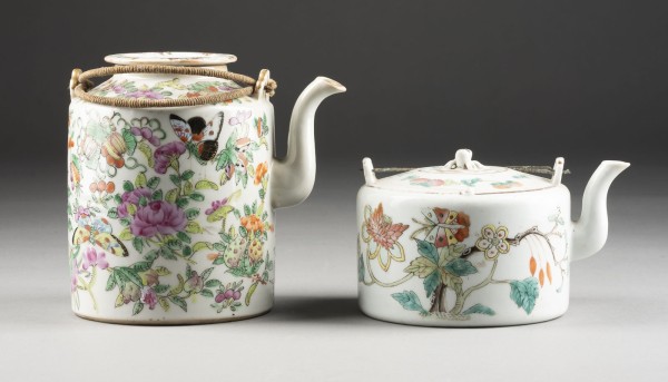 Auction 143<br>ZWEI FAMILLE ROSE TEEKANNEN MIT BLUMENDARSTELLUNG