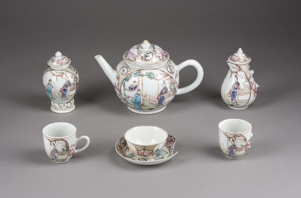 Auction 143<br>EIN SIEBENTEILIGES CHINESISCHES FAMILLE ROSE UND VERGOLDETES TEESERVICE