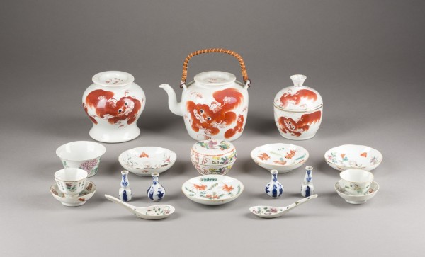 Auction 143<br>EIN NEUNZEHNTEILIGES KONVOLUT VON PORZELLANSTÜCKEN