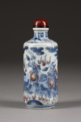 Auction 143<br>EIN FEINES UNTERGLASURBLAUES UND KUPFERROTES SNUFFBOTTLE MIT FIGURENDARSTELLUNG
