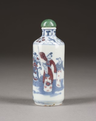 Auction 143<br>EIN FEINES UNTERGLASURBLAUES UND KUPFERROTES SNUFFBOTTLE MIT FIGURENDARSTELLUNG