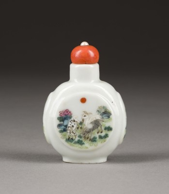 Auction 143<br>EIN FEINES FAMILLE ROSE 'TIERE' SNUFFBOTTLE