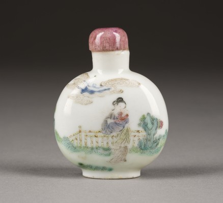 Auction 143<br>EIN FEINES FAMILLE ROSE 'FIGURALE' SNUFFBOTTLE