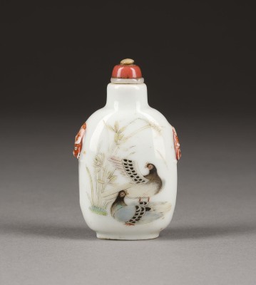 Auction 143<br>EIN FEINES FAMILLE ROSE 'TIERE' SNUFFBOTTLE