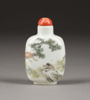 Auction 143<br>EIN FEINES FAMILLE ROSE 'AFFEN' SNUFFBOTTLE