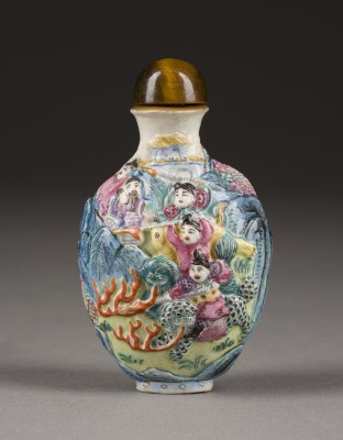 Auction 143<br>EIN FAMILLE ROSE 'FIGURAL' SNUFFBOTTLE MIT PLASTISCH MODELLIERTEM DECOR