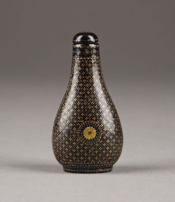 Auktion 143<br>EIN LAC BURGAUTÉ SNUFFBOTTLE
