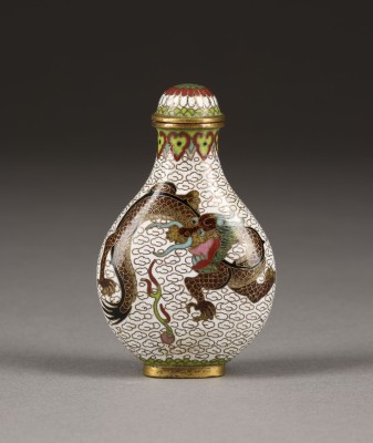 Auction 143<br>EIN CLOISONNÉ-EMAILLE SNUFFBOTTLE
