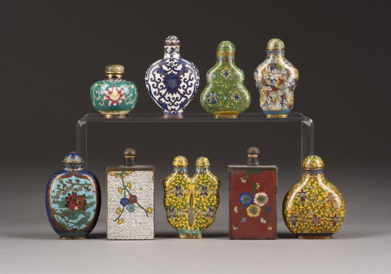 Auction 143<br>EIN NEUNTEILIGES KONVOLUT VON 'FLORAL'-CLOISONNÉ-SNUFFBOTTLE