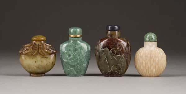 Auktion 143<br>VIER SNUFFBOTTLES AUS JADE UND JADEIT
