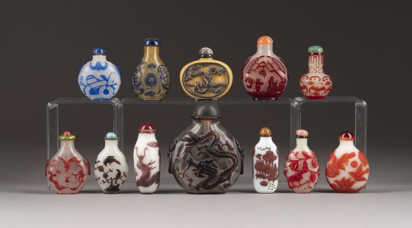 Auction 143<br>EIN KONVOLUT VON SNUFFBOTTLES AUS GLAS MIT ÜBERFANG