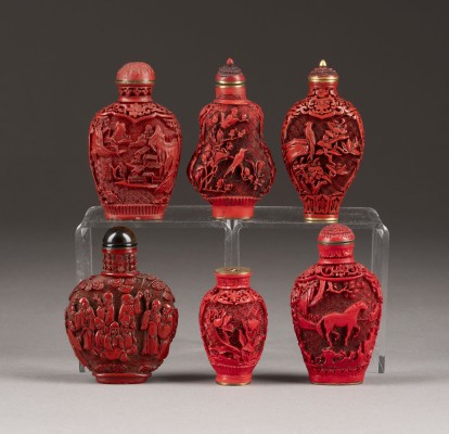 Auktion 143<br>SECHS SNUFFBOTTLES AUS GESCHNITZTEM ROTLACK