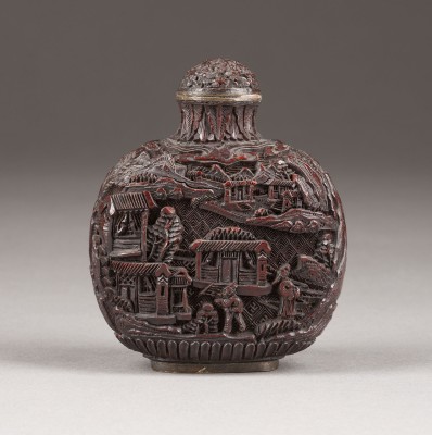 Auktion 143<br>EINE SNUFFBOTTLE AUS GESCHNITZTEM ROTLACK