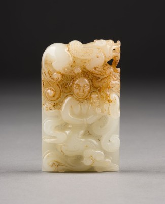 Auction 143<br>EINE GESCHNITZTE PLATTE AUS JADE MIT FIGURENDARSTELLUNG
