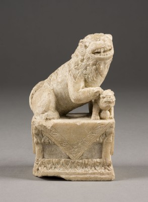Auktion 143<br>EINE GESCHNITZTE FIGUR EINES BUDDHISTISCHEN LÖWEN AUS STEIN