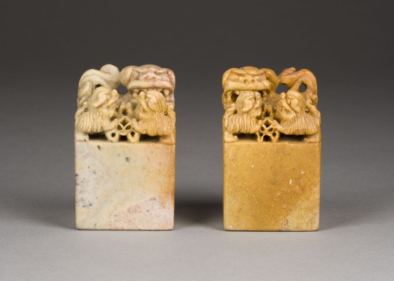 Auktion 143<br>ZWEI SPECKSTEINSIEGEL MIT BUDDHISTISCHEN LÖWE