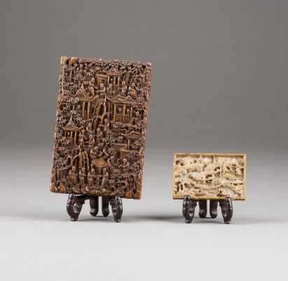 Auction 143<br>EIN KARTENETUI AUS GESCHNITZTEM HOLZ UND EIN GESCHNITZTES MINIATURRELIEF AUS BAMBUS