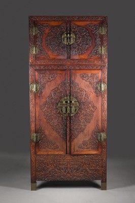 Auktion 143<br>EIN GROSSER AUFSATZSCHRANK MIT DER DARSTELLUNG VON CHI DRACHEN AUS HOLZ