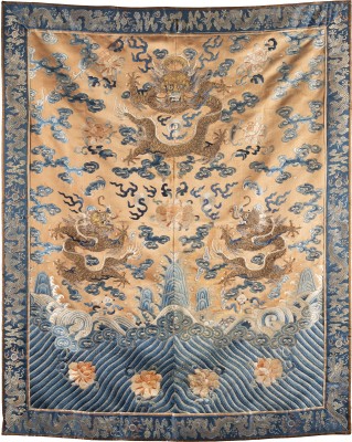 Auktion 143<br>EIN MIT GOLDFÄDEN BESTICKTES SEIDENPANEEL MIT EINEM KAISERLICHEN DRACHEN