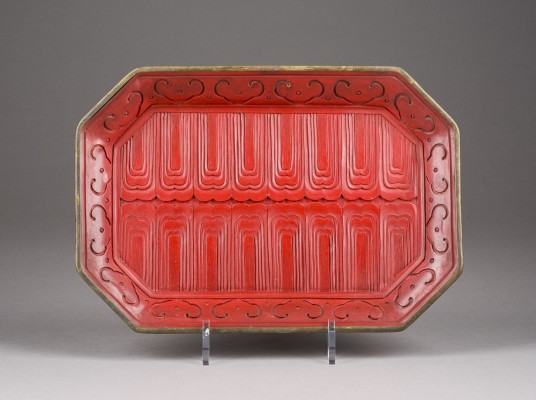 Auction 143<br>EIN GESCHNITZTER ZINNOBERLACKTELLER