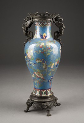 Auktion 143<br>EINE MONTIERTE CLOISONNÉ EMAILLE VASEN MIT UMLAUFENDEM SCHMETTERLINGS- UND FLORALDEKOR