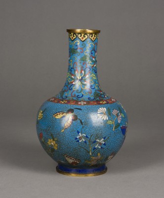Auktion 143<br>EINE CLOISONNÉ-EMAILLIERTE FLASCHENVASE MIT UMLAUFENDEM SCHMETTERLINGS- UND FLORALDEKOR