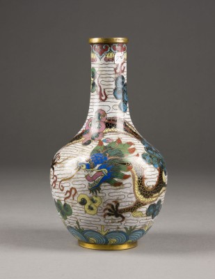 Auktion 143<br>EINE WEISSGRUNDIGE CLOISONNÉ-EMAILLIERTE FLASCHENVASE