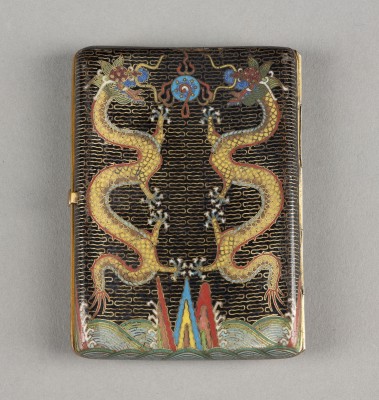 Auction 143<br>EINE CLOISONNÉ-DOSE MIT DRACHENDARSTELLUNG