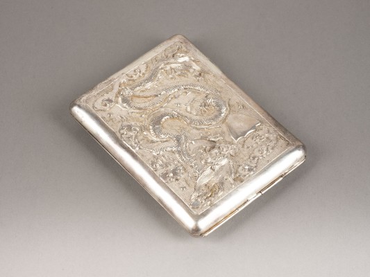 Auction 143<br>EINE SILBERNE DOSE MIT DRACHEN UND FIGUREN