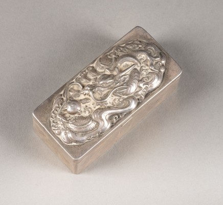 Auktion 143<br>EINE DECKELDOSE MIT DRACHEN-DARSTELLUNG AUS SILBER