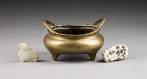 Auction 143<br>EIN DREITEILIGES KONVOLUT VON EINEM DREIFÜSSIGEN WEIHRAUCHFASS AUS MESSING UND ZWEI SCHNITZEREIEN AUS JADE