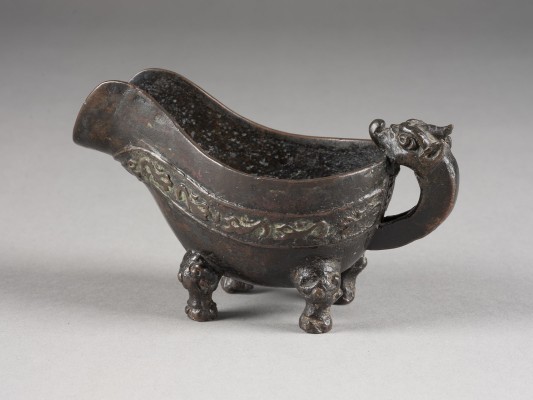 Auction 143<br>EIN GEFÄSS IN YI-FORM AUS BRONZE