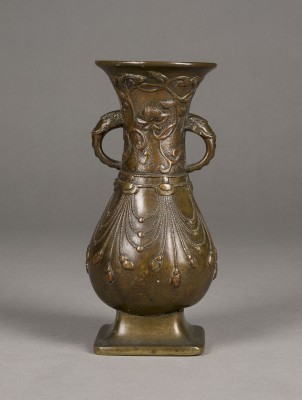 Auktion 143<br>EINE GU-FÖRMIGE VASE MIT BLUMENDARSTELLUNG AUS BRONZE