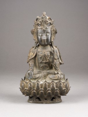 Auktion 143<br>EINE SITZENDE GUANYIN-STATUE AUS BRONZE