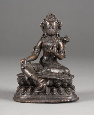 Auktion 143<br>EINE SITZENDE FIGUR DER GRÜNEN TARA AUS BRONZE