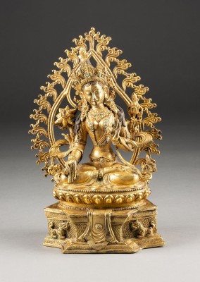 Auktion 143<br>EINE SITZENDE FIGUR DER WEISSEN TARA AUS VERGOLDETER BRONZE
