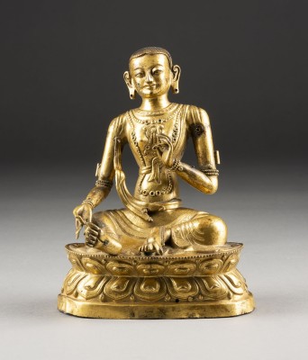 Auktion 143<br>EINE SITZENDE FIGUR DER TARA AUS VERGOLDETER KUPFERBRONZE