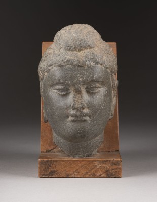 Auktion 143<br>EIN GRAUER KOPF DES BUDDHA AUS SCHIEFER