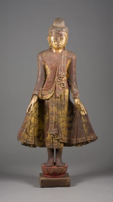 Auktion 143<br>EIN GROSSER STEHENDER BUDDHA AUS GOLDLACKIERTEM HOLZ