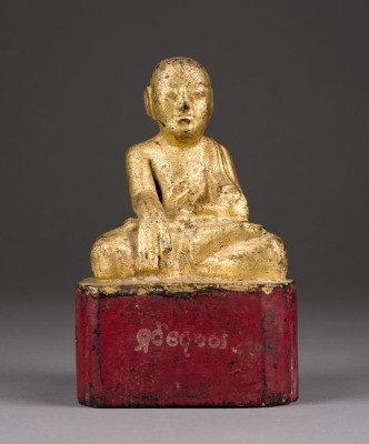 Auktion 143<br>EINE SITZENDE MÖNCHSFIGUR AUS GOLDLACKIERTEM HOLZ
