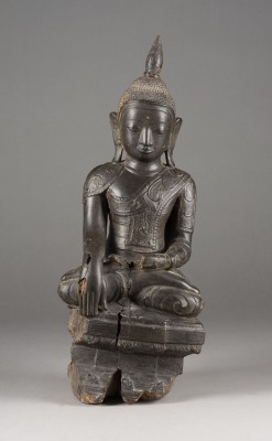 Auktion 143<br>EINE LACKIERTE SITZENDE FIGUR VON BUDDHA AUS HOLZ