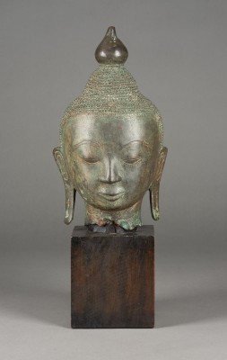 Auction 143<br>EIN KOPF DES BADHA IM AVA-STIL AUS BRONZE