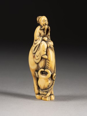 Auktion 143<br>EIN GESCHNITZTES NETSUKE VON ROSHI UND OCHSE AUS ELFENBEIN