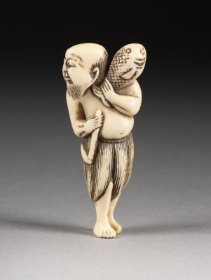 Auction 143<br>EIN GESCHNITZTES NETSUKE EINES SENNINS MIT EINEM FISCH AUS ELFENBEIN